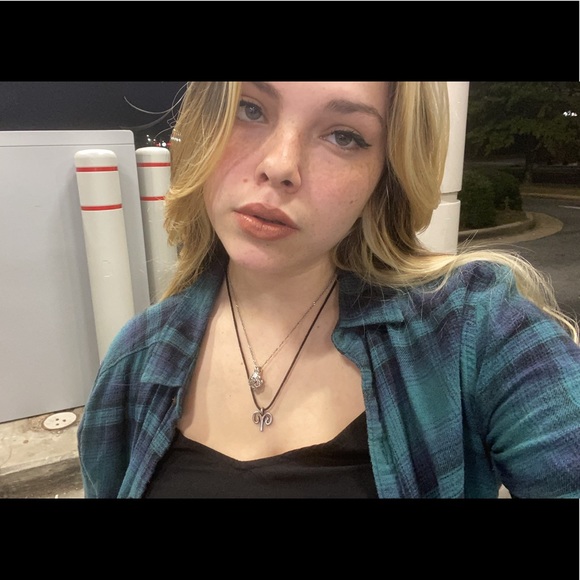 Meet your Posher, Alexis - Picture 2 of 2